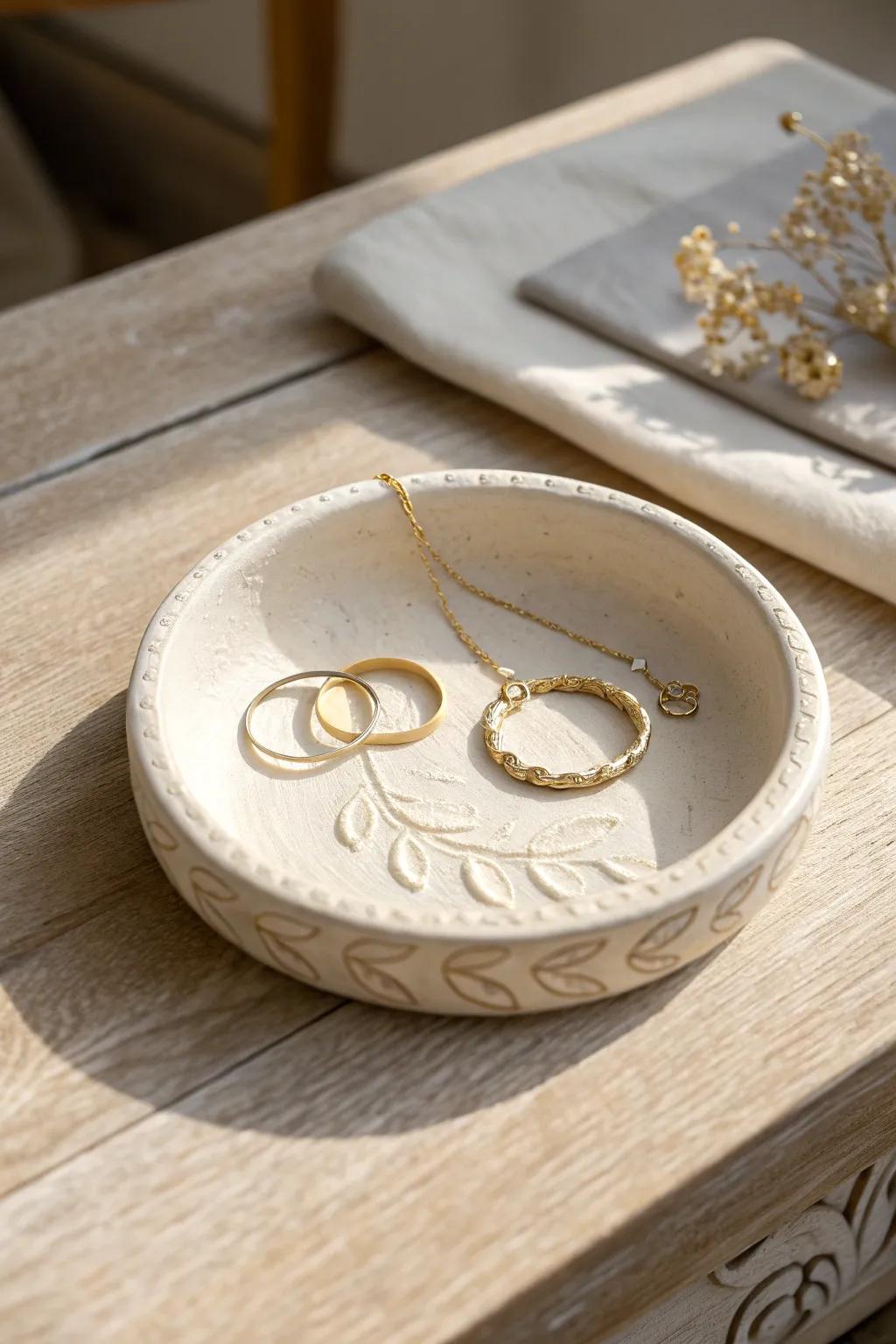 Embrace ease and elegance with handcrafted ceramic trinket receptacles, the ideal fusion of Scandinavian minimalism and boho chic.
