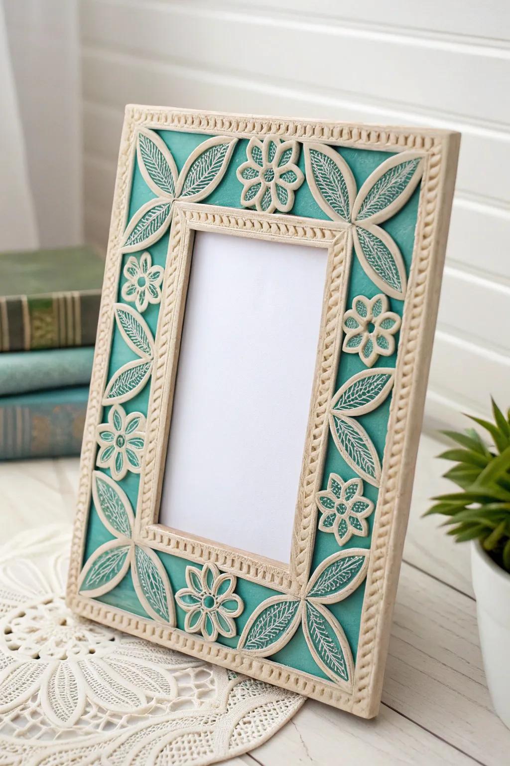 Treasure your memories with a handmade touch: Hot Glue Frame Decoration.